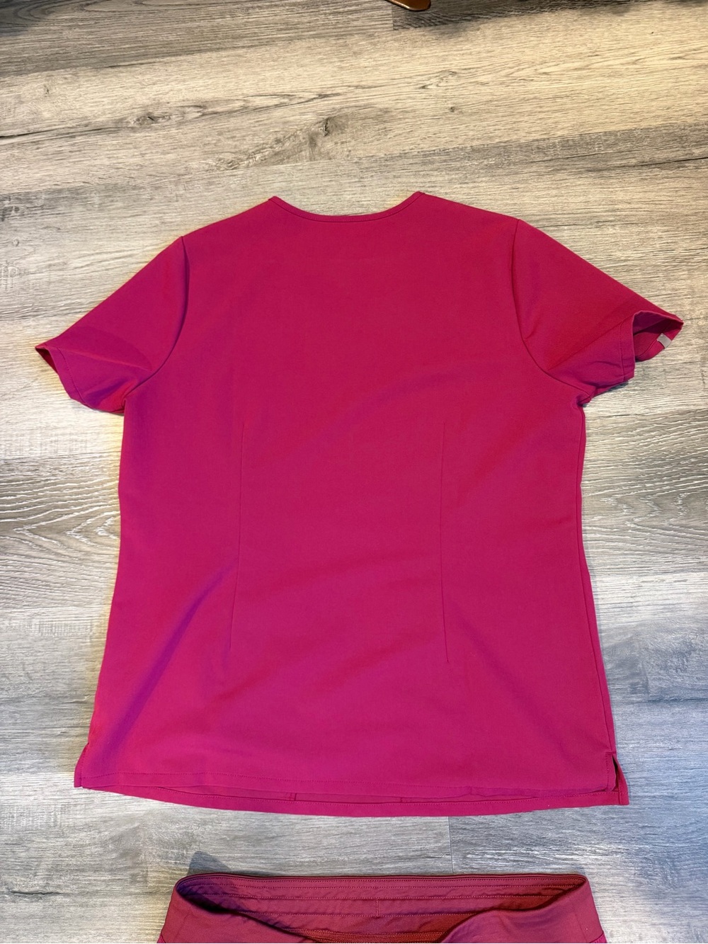 Figs Magenta 2 Pocket Scrub Top and Bottoms Size Large - Picture 5 of 6